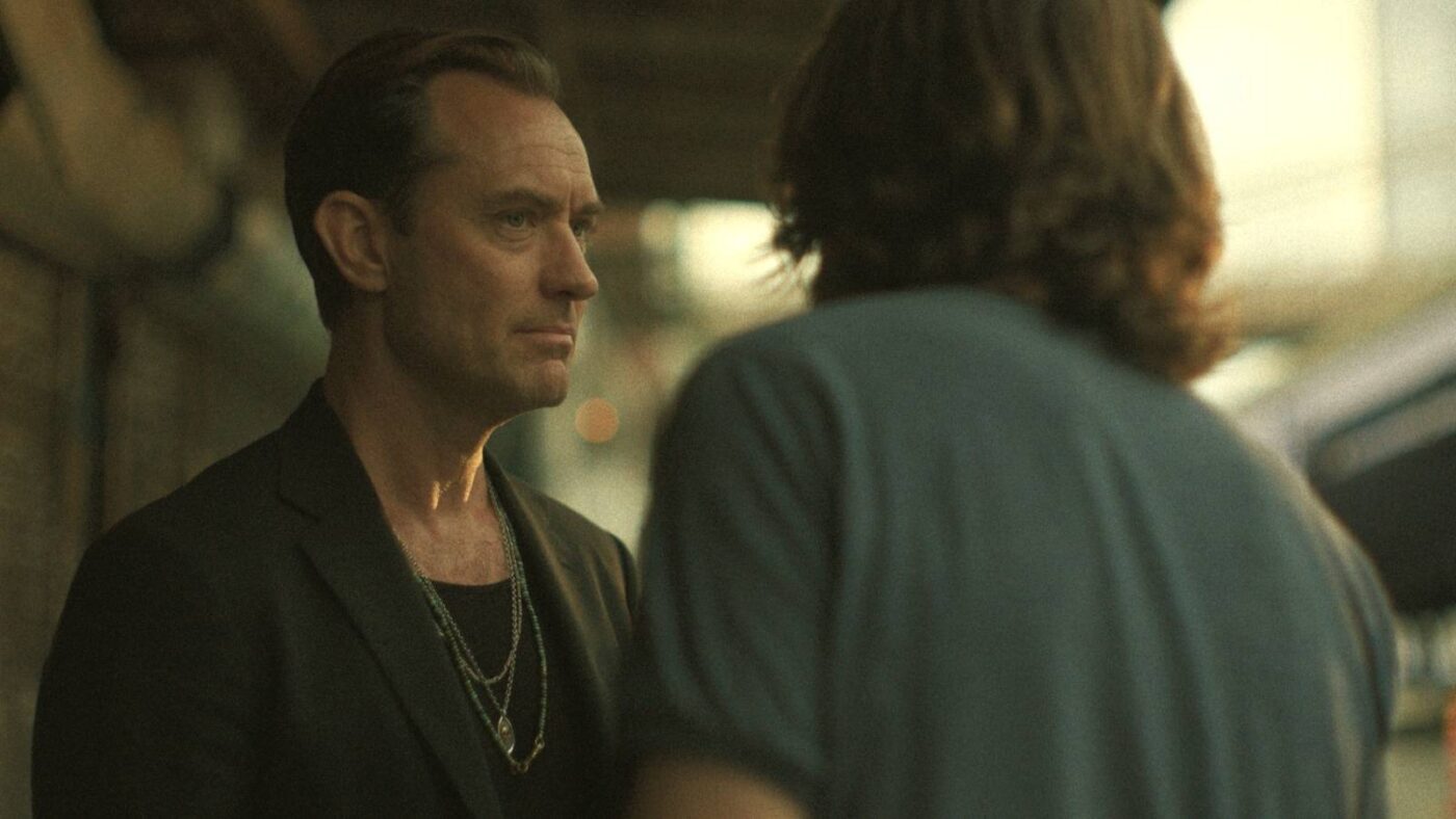 Jude Law explica o final trágico de Coelhinho Negro em 'The Third Day'