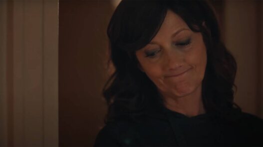 Filha de Judy Greer quer ser a próxima Steve Jobs em clipe de 'Everything To Me'