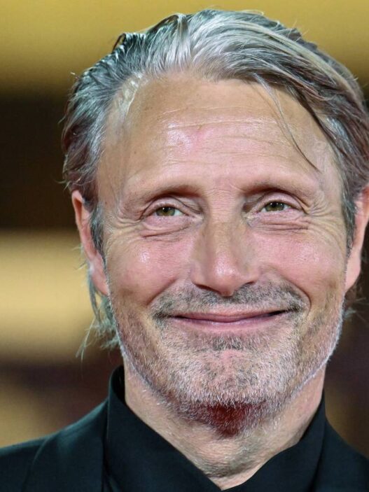 Mads Mikkelsen em novo terror: trailer de caça a monstros revela reencontro com Hannibal