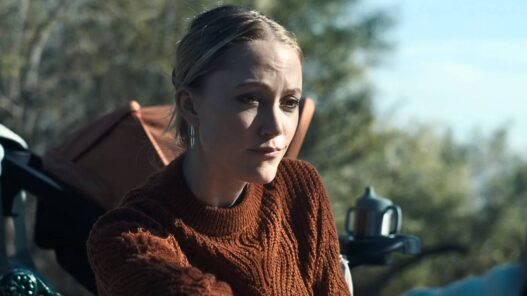 Maika Monroe em trailer de 'The Nanny' remake de terror dos anos 90