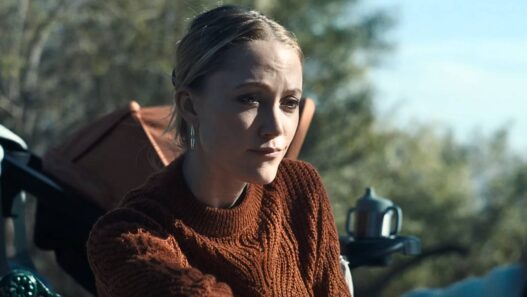 Maika Monroe em trailer de 'The Nanny' remake de terror dos anos 90