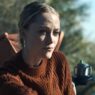 Maika Monroe em trailer de 'The Nanny' remake de terror dos anos 90