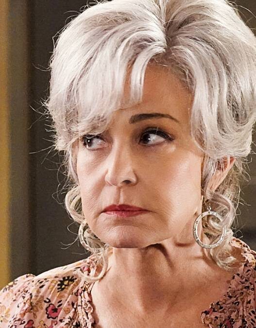 Retorno de vilã em Young Sheldon piora o destino de Meemaw na 2ª temporada