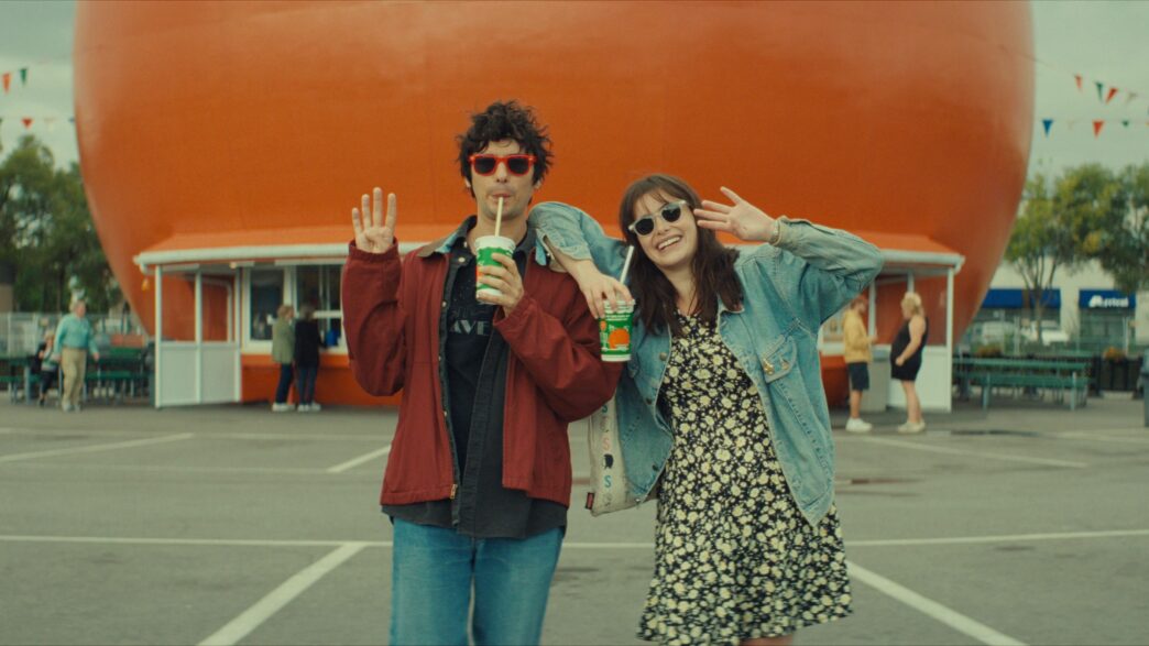 Barbie Ferreira Brilha em Mile End Kicks: Uma Comédia Romântica Encantadora