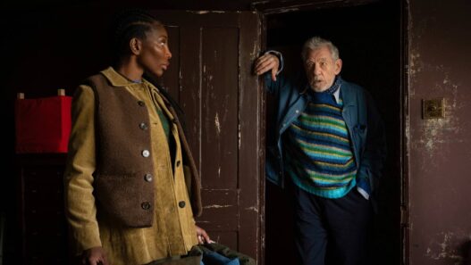 Ian McKellen e Michaela Coel Brilham em Drama de Soderbergh