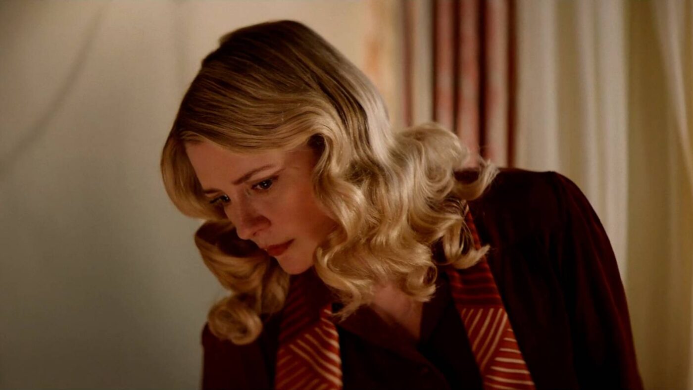 Adam Brody em novo trailer de Mistério: 'Assassinato na Embaixada'