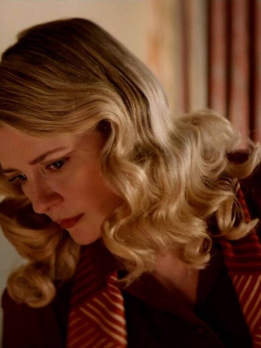 Adam Brody em novo trailer de Mistério: 'Assassinato na Embaixada'
