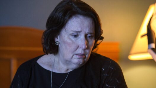 A obra-prima de ficção científica cancelada da Netflix mostra como cliffhangers devem ser feitos