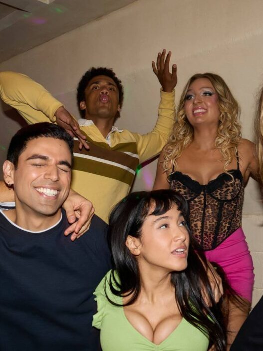 Overcompensating: Futuro da Série Definido Após Final da 1ª Temporada