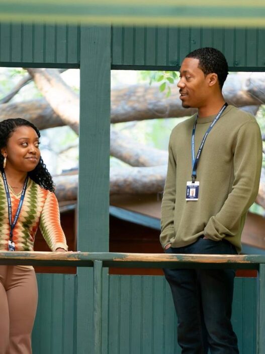 Abbott Elementary: 5ª temporada terá grande conflito entre Janine e Gregory