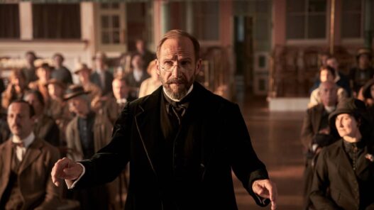 Ralph Fiennes em The Choral Review: Atuação brilhante ofuscada por roteiro confuso