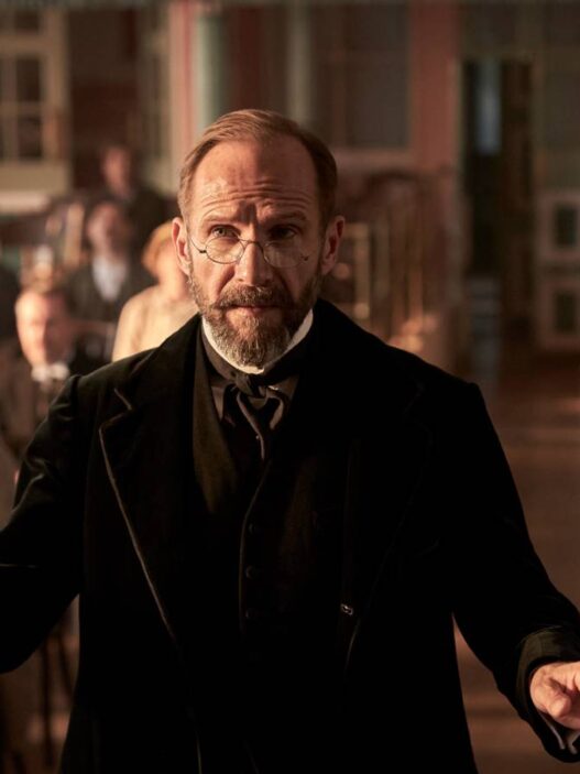 Ralph Fiennes em The Choral Review: Atuação brilhante ofuscada por roteiro confuso