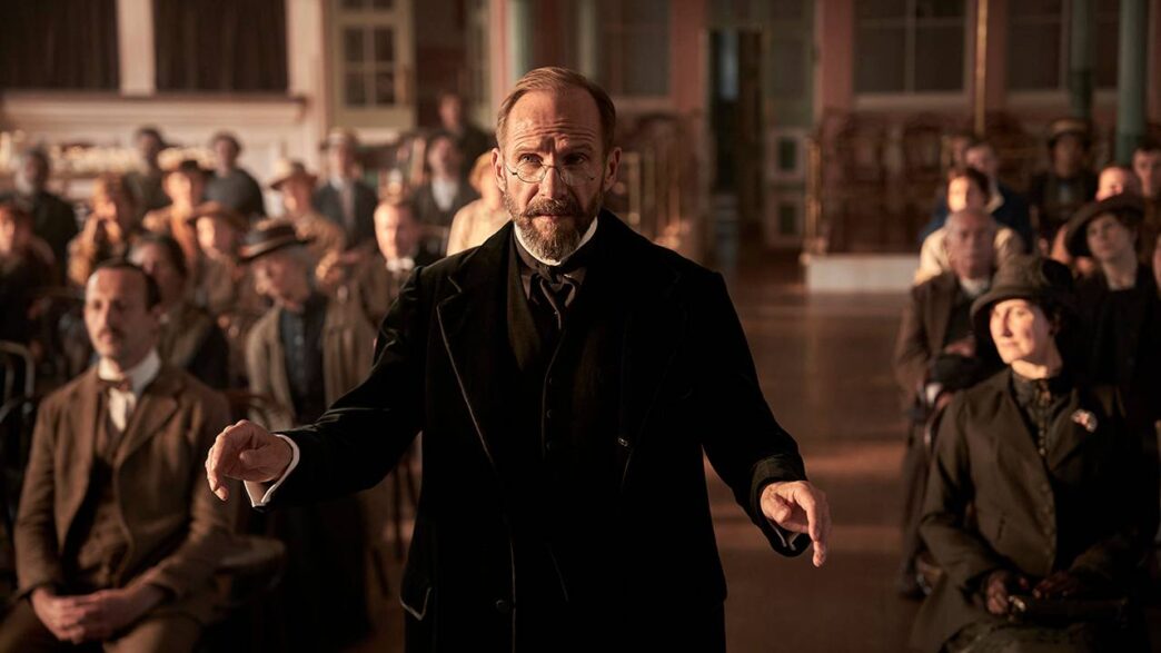 Ralph Fiennes se dedicou totalmente aos preparativos do Coral