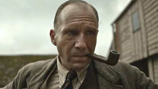 Ralph Fiennes como Presidente Snow em 'A Cantiga dos Pássaros e das Serpentes'