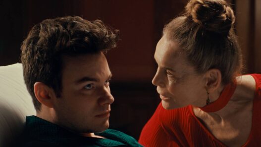 Chris Colfer de Glee troca músicas por terror em ‘The Restoration’