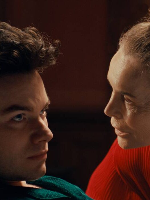 Chris Colfer de Glee troca músicas por terror em ‘The Restoration’