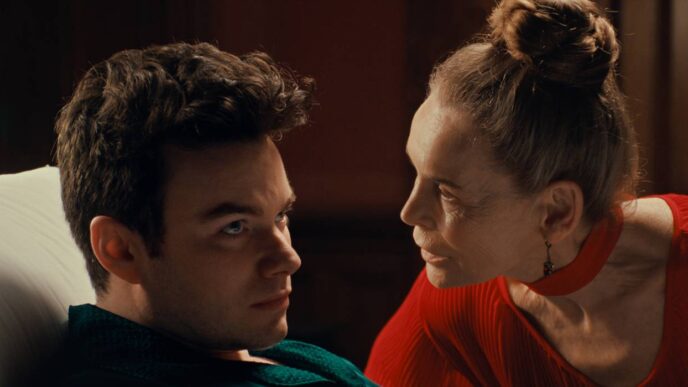 Chris Colfer de Glee troca músicas por terror em ‘The Restoration’
