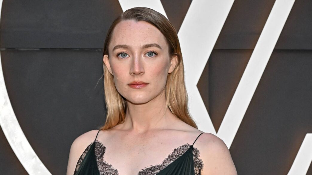 Saoirse Ronan em Thriller de Comédia: Sucesso no Rotten Tomatoes
