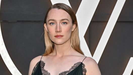 Saoirse Ronan em Thriller de Comédia: Sucesso no Rotten Tomatoes