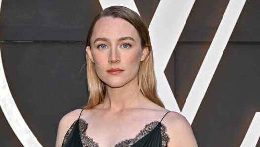 Saoirse Ronan em Thriller de Comédia: Sucesso no Rotten Tomatoes