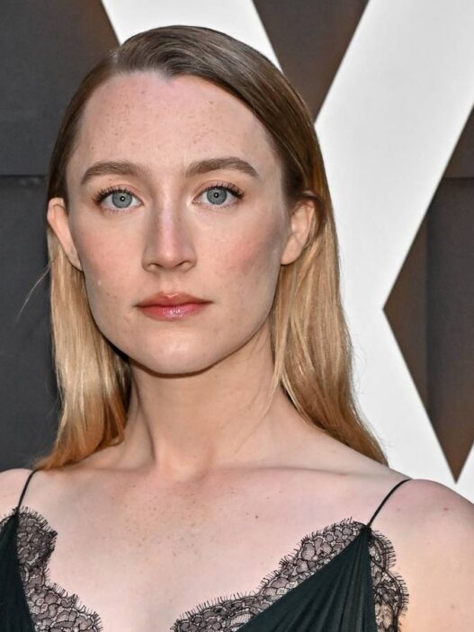 Saoirse Ronan em Thriller de Comédia: Sucesso no Rotten Tomatoes