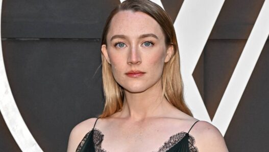 Saoirse Ronan em Nova Comédia Negra: Sucesso no Rotten Tomatoes