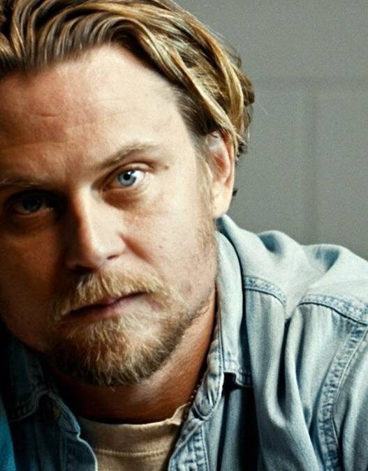 Transformação de Billy Magnussen em Violent Ends Impressiona