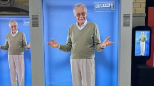 Stan Lee: Holograma de IA em Comic Con causa polêmica