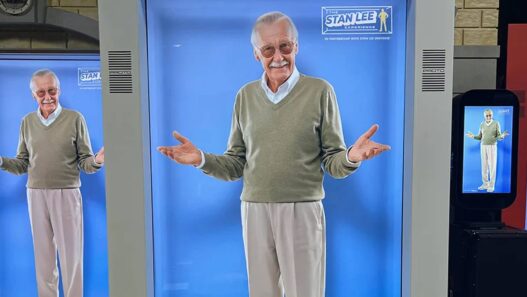 Stan Lee: Holograma de IA em Comic Con causa polêmica