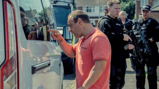 Sucesso na Netflix: Série policial quebra recordes e retorna aos charts