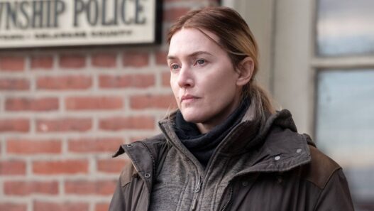 Kate Winslet : Drama policial de 95% de aprovação volta aos charts