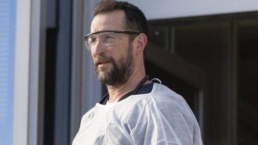 Médico Confirma: Cena de Pitt Season 1 é Impressionantemente Realista