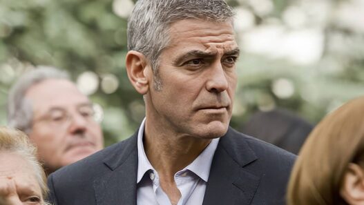 O filme esquecido de George Clooney que substituiu 'Busca Implacável'