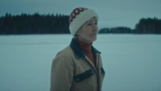 Emma Thompson e Judy Greer em Dead of Winter: Thriller de época