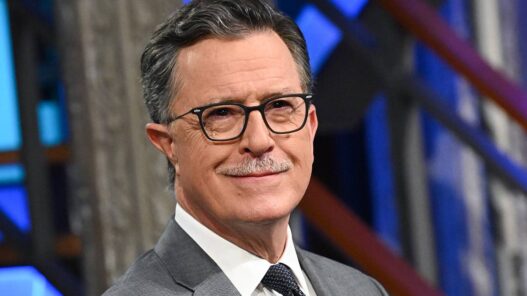 Stephen Colbert Responde à Cancelação de Kimmel em Meio à Resistência Noturna a Trump