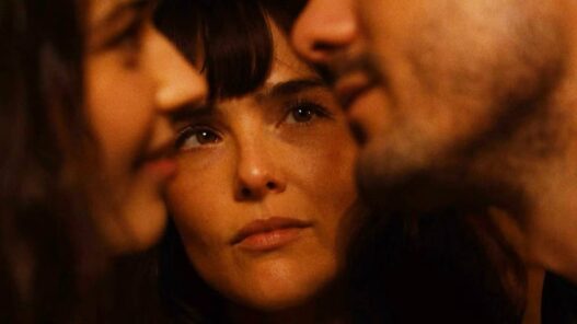 Zoey Deutch em 'The Threesome': comédia romântica que decepciona