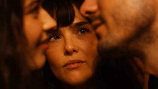 Zoey Deutch em 'The Threesome': comédia romântica que decepciona