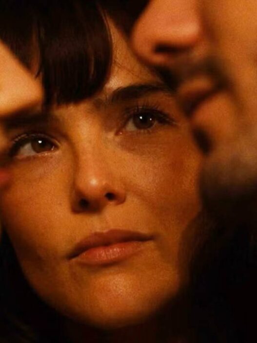 Zoey Deutch em 'The Threesome': comédia romântica que decepciona