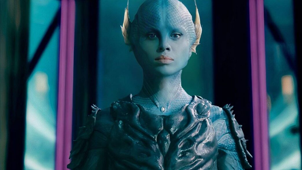 Atriz de Doctor Who elogia roteirista após temporada 15: 'Escritor tão inteligente'