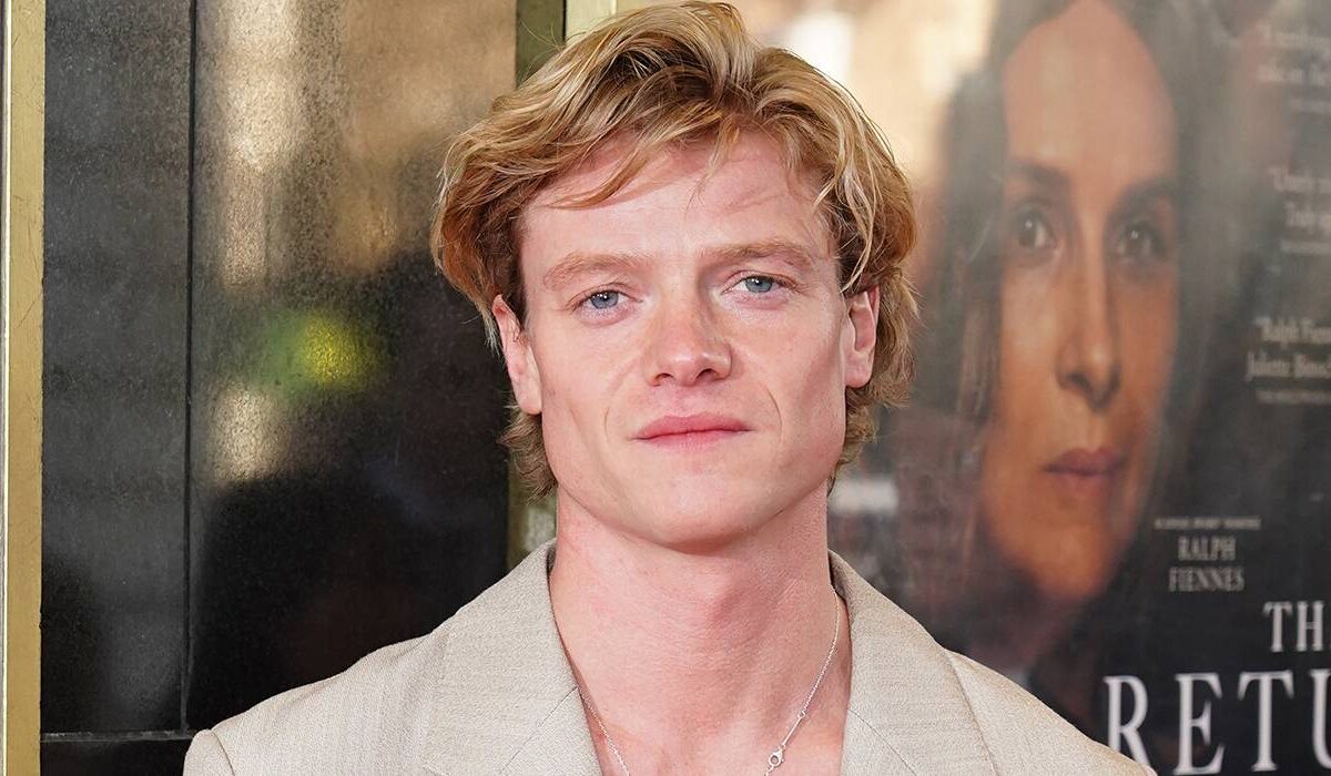 Tom Rhys Harries como Clayface: imagens do set do filme de terror da DC