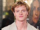 Tom Rhys Harries como Clayface: imagens do set do filme de terror da DC