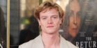 Tom Rhys Harries como Clayface: imagens do set do filme de terror da DC