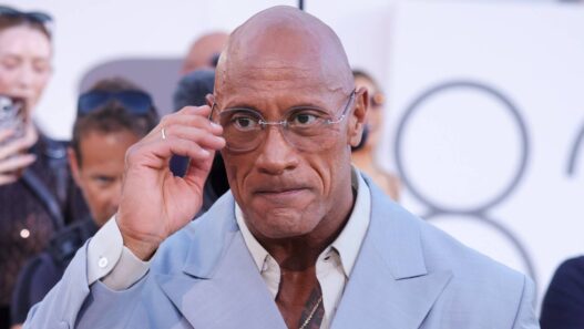 Dwayne 'The Rock' Johnson se emociona em estreia de 'Adão Negro'