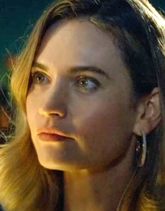 Lily James estrela sucesso instantâneo na Hulu: ‘Rebecca’