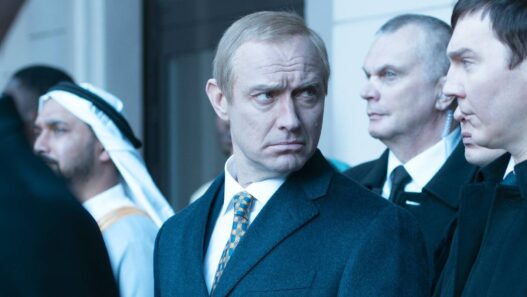 Novo filme de Jude Law sobre Putin decepciona na crítica