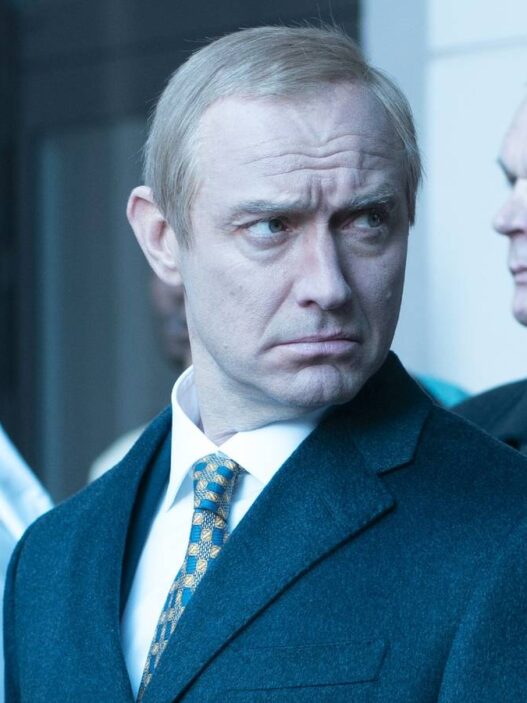 Novo filme de Jude Law sobre Putin decepciona na crítica