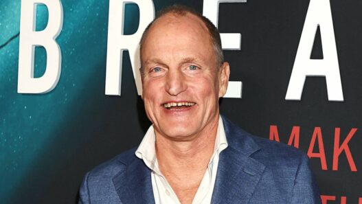 Flop de bilheteria, filme de Woody Harrelson faz sucesso no streaming