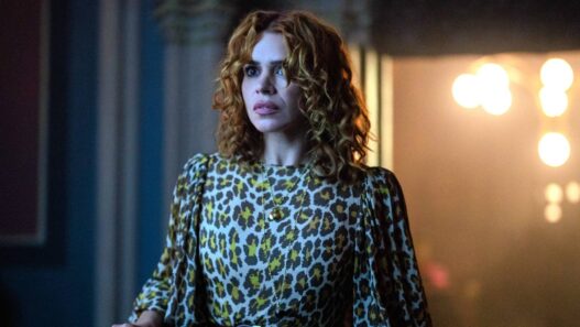Billie Piper em Wandinha 2: Quebrando a Maldição da 2ª Temporada