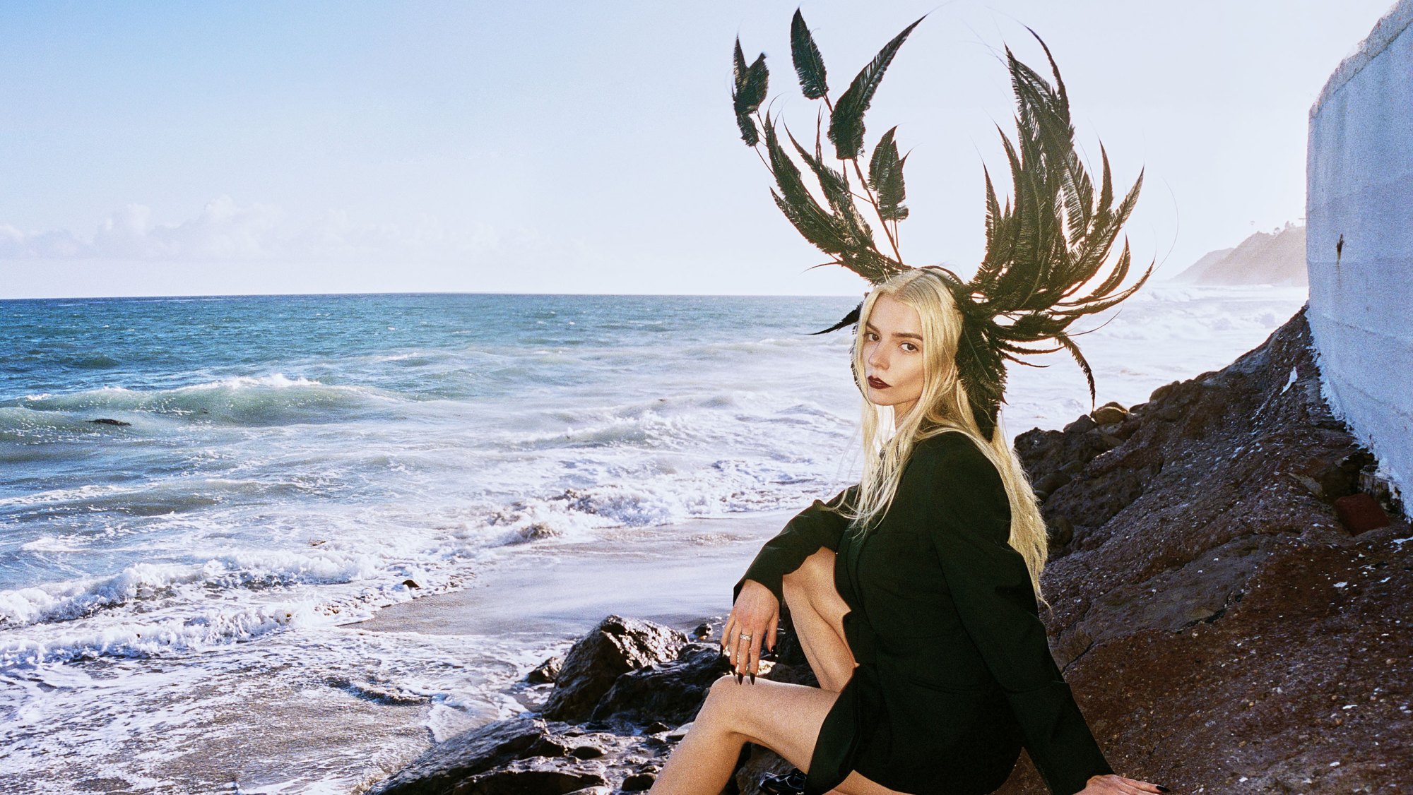 Anya Taylor-Joy em Malibu, 27 de maio. A atriz veste jaqueta e sapatos Givenchy por Sarah Burton, joias