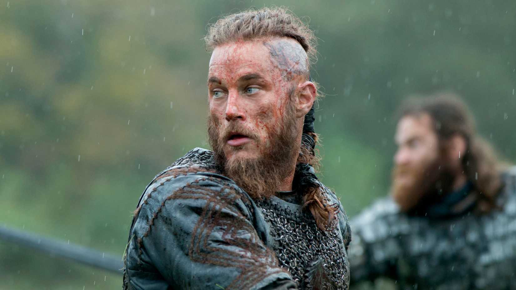 Ragnar, personagem de Travis Fimmel, empunha sua espada em Vikings